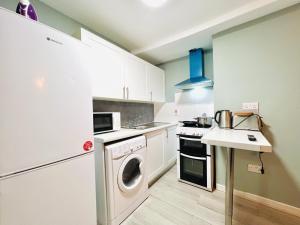 a kitchen with a washing machine and a washer at Dublin Central Apartment in Dublin