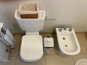 uma casa de banho com um WC e um lavatório em Espacio 20 em Salta