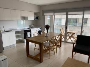 a kitchen and dining room with a table and chairs at Espacio 20 in Salta