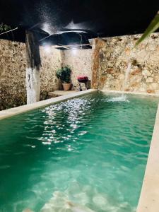 basen z fontanną wodną w obiekcie Casa Azul w mieście Mérida
