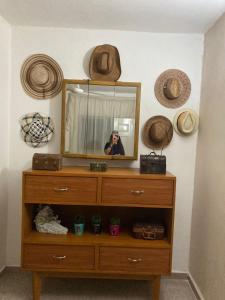 梅里達的住宿－Casa Azul，一位妇女拍着带镜子的梳妆台的照片