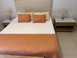 Un dormitorio con una cama grande con dos mesitas de noche. en Espacio 20, en Salta