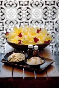 un tavolo con un piatto di cibo e un cesto di frutta di Grand Seminyak - Lifestyle Boutique Bali Resort a Seminyak