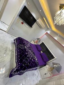 Cette chambre dispose d'oreillers violets au sol. dans l'établissement شقة مفروشة للايجار بالمهندسين, au Caire