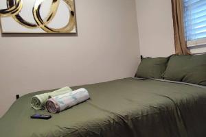 ein Bett mit zwei Handtüchern auf einem Zimmer in der Unterkunft Downtown Charm Two Bedroom Home in Noblesville