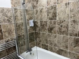 a bathroom with a shower and a bath tub at Charming 1 bedroom Apartment In The Heart Of Manchester Close to Manchester City Centre And Etihad Stadium in Manchester +171 photos