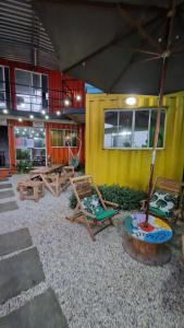帕拉蒂的住宿－Container Hospedaria Paraty，一个带野餐桌和遮阳伞的庭院
