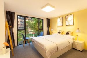 um quarto com uma cama grande e uma janela grande em 龙脊梯田二掌柜民宿 em Longsheng