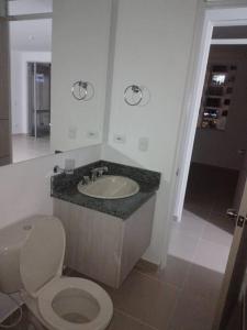 a bathroom with a toilet and a sink at para estrenar girardot in Soacha