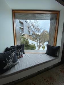 Een bed of bedden in een kamer bij Alpine Woodsmoke Apartments