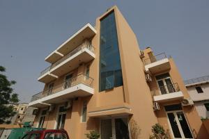 un edificio con balcones en un lateral en OYO 429 Hotel Kisna Residency, en Gurgaon