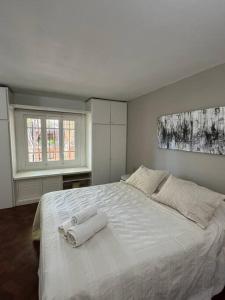 een slaapkamer met een wit bed en 2 handdoeken bij Departamento perfectamente ubicado in Mendoza