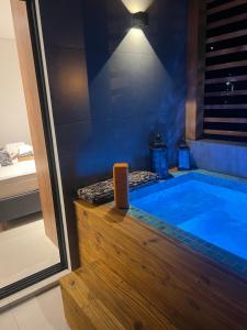 uma casa de banho com banheira de hidromassagem num quarto em Home Aguas da barra Ilhabela em Ilhabela