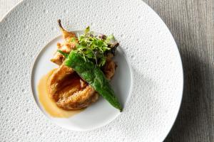 um prato branco com comida numa mesa em Hotel Grand Bach Atami Crescendo em Atami