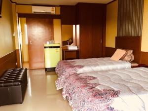 - une chambre avec un grand lit dans l'établissement จินตคามโฮมเพลส/Jintakam Home Place, à Udon Thani