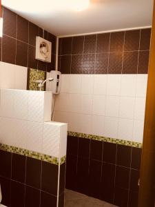 a bathroom with black and white tiled walls at จินตคามโฮมเพลส/Jintakam Home Place in Udon Thani