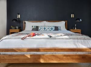 1 dormitorio con 1 cama grande con sábanas blancas en Mine and Farm, The Inn at Guerneville, CA en Guerneville