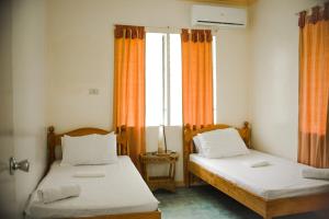 Кровать или кровати в номере Whispering Palms Island Resort