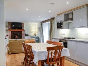 cocina y comedor con mesa y sillas en The Old Hemmel-uk44853 en Holton