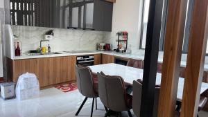 Kuchyň nebo kuchyňský kout v ubytování Twin Villa Đà Lạt