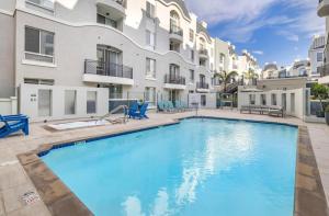una piscina en el patio de un edificio de apartamentos en The Nest a Spacious 1 Bedroom Apartment en Los Ángeles