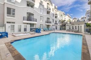 Kolam renang di atau dekat dengan The Nest a Spacious 1 Bedroom Apartment with a Pool View