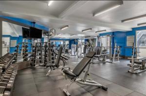 un gimnasio con varias cintas de correr y máquinas en The Nest a Spacious 1 Bedroom Apartment en Los Ángeles