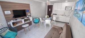 sala de estar con sofá, mesa y cocina en Ponta Negra Beach 234-Natal-RN-Cantinho Potiguar, en Natal