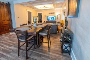 uma sala de jantar e sala de estar com mesa e cadeiras em Indy 4-Bedroom Haven: Your Perfect Retreat em Indianápolis