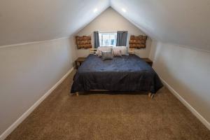 מיטה או מיטות בחדר ב-Indy 4-Bedroom Haven: Your Perfect Retreat