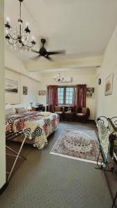 um quarto com 2 camas e uma ventoinha de tecto em Belle Wardah (Muslim Friendly) Homestay em Bentong