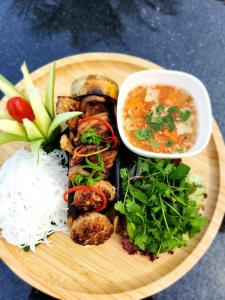 einen Teller mit Reis und eine Schüssel Suppe in der Unterkunft Scent Premium Hotel in Hanoi