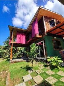 uma casa com persianas cor-de-rosa em Casa Campestre em Bocas del Toro
