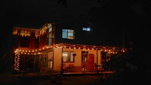 Una casa con luces de Navidad encendidas por la noche en Casa Campestre, en Bocas Town