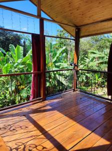 una vista desde el interior de un porche cubierto con ventanas en Casa Campestre, en Bocas Town