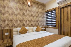 a bedroom with a large white bed in a room at OYO Flagship Hotel Shri Vilas in Bhopal