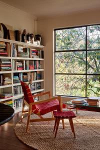 ein Wohnzimmer mit einem Stuhl und einem Fenster in der Unterkunft Mine and Farm, The Inn at Guerneville, CA in Guerneville