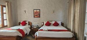 Katil atau katil-katil dalam bilik di Jungle Safari Lodge- Serenity in the Wild