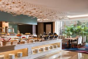- un restaurant buffet avec une table et des chaises dans l'établissement The Ann Hanoi Hotel & Spa, à Hanoï