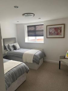 um quarto com 2 camas e uma janela em Aston Apartment 4 -Secure Parking em Birmingham