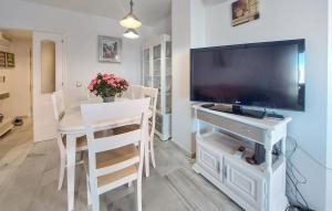 sala de estar con mesa y TV grande en Stunning Apartment In Fuengirola With Kitchen en Fuengirola