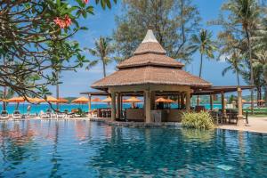 einen Pool in einem Resort mit einem Pavillon in der Unterkunft Beyond Kata in Kata Beach