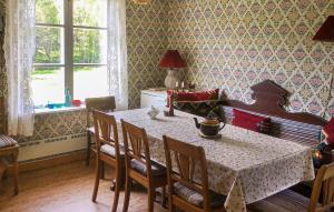 uma sala de jantar com uma mesa e cadeiras e uma janela em 5 Bedroom Lovely Home In Fgelfors em Fåglebo