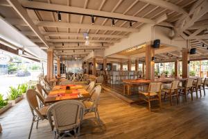 ein Esszimmer mit Holztischen und -stühlen in der Unterkunft Beyond Kata in Kata Beach