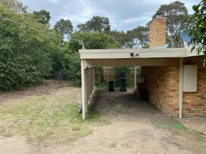 una casa in mattoni con garage con tetto di Beauna Vista Rye Retreat Home a Rye