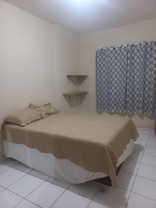 sypialnia z łóżkiem w białym pokoju w obiekcie Apto Aconchegante em Fortaleza-CE w mieście Fortaleza