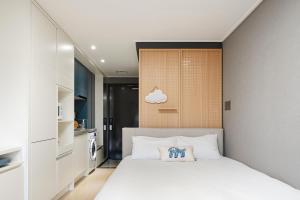 Postel nebo postele na pokoji v ubytování Urbanstay Sokcho Beach AB