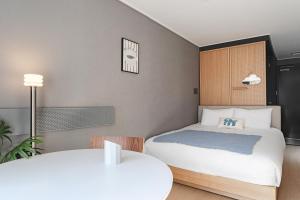 Postel nebo postele na pokoji v ubytování Urbanstay Sokcho Beach AB