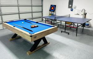 NEW Renovated luxury home with private heated pool, game room Near Anna Maria Island and IMG的游戏室