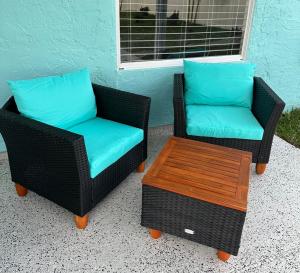 NEW Renovated luxury home with private heated pool, game room Near Anna Maria Island and IMG的休息区